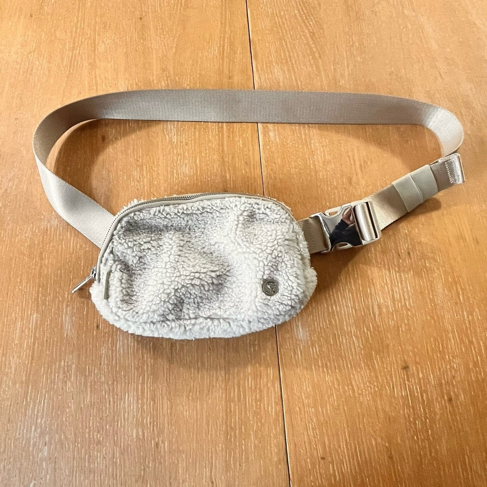 lululemon Everywhere Belt Bag OS White Sherpa Fleece Athleisure Gorpcore
